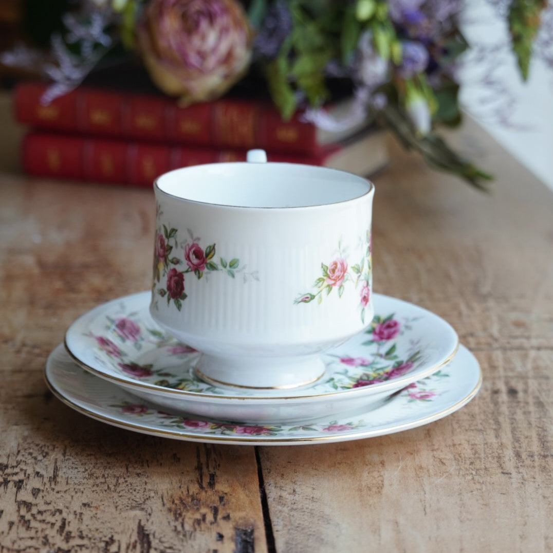 Tasse "Winslet" et son assiette à gâteau en porcelaine anglaise fleurie et dorée Royal Standard