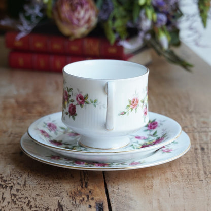 Tasse "Winslet" et son assiette à gâteau en porcelaine anglaise fleurie et dorée Royal Standard