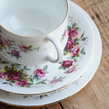 Tasse "Winslet" et son assiette à gâteau en porcelaine anglaise fleurie et dorée Royal Standard