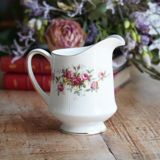 Pot à lait "Winslet" en porcelaine anglaise fleurie et dorée Royal Standard