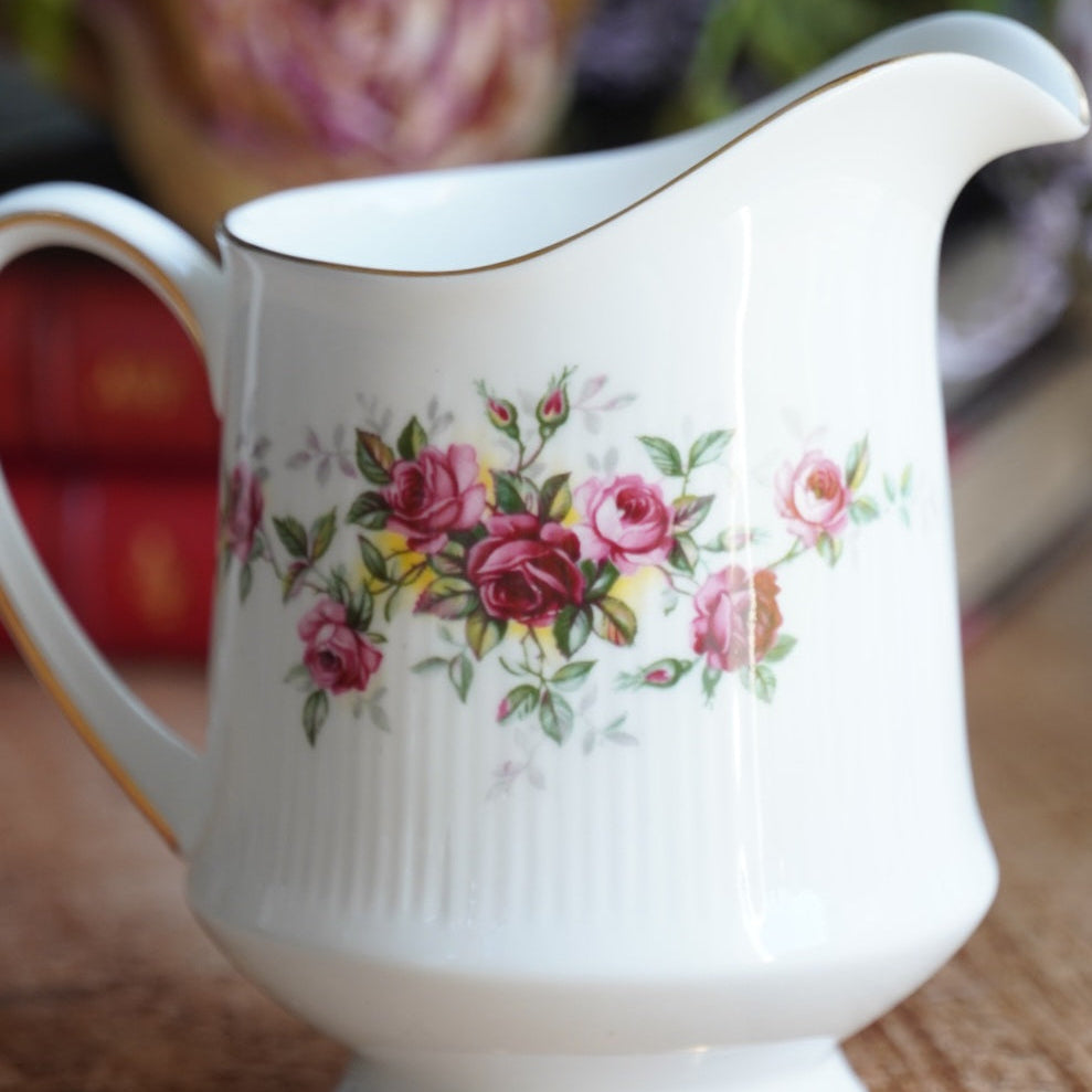 Pot à lait "Winslet" en porcelaine anglaise fleurie et dorée Royal Standard