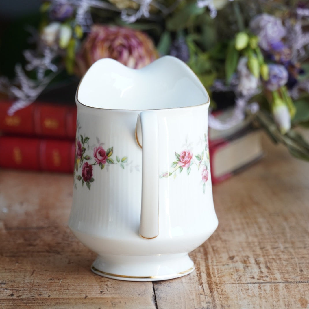 Pot à lait "Winslet" en porcelaine anglaise fleurie et dorée Royal Standard
