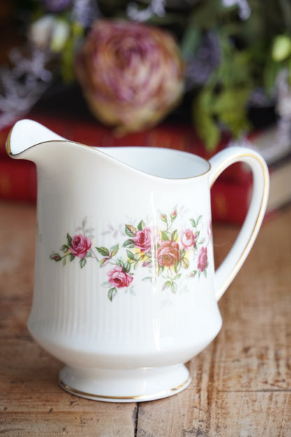 Pot à lait "Winslet" en porcelaine anglaise fleurie et dorée Royal Standard