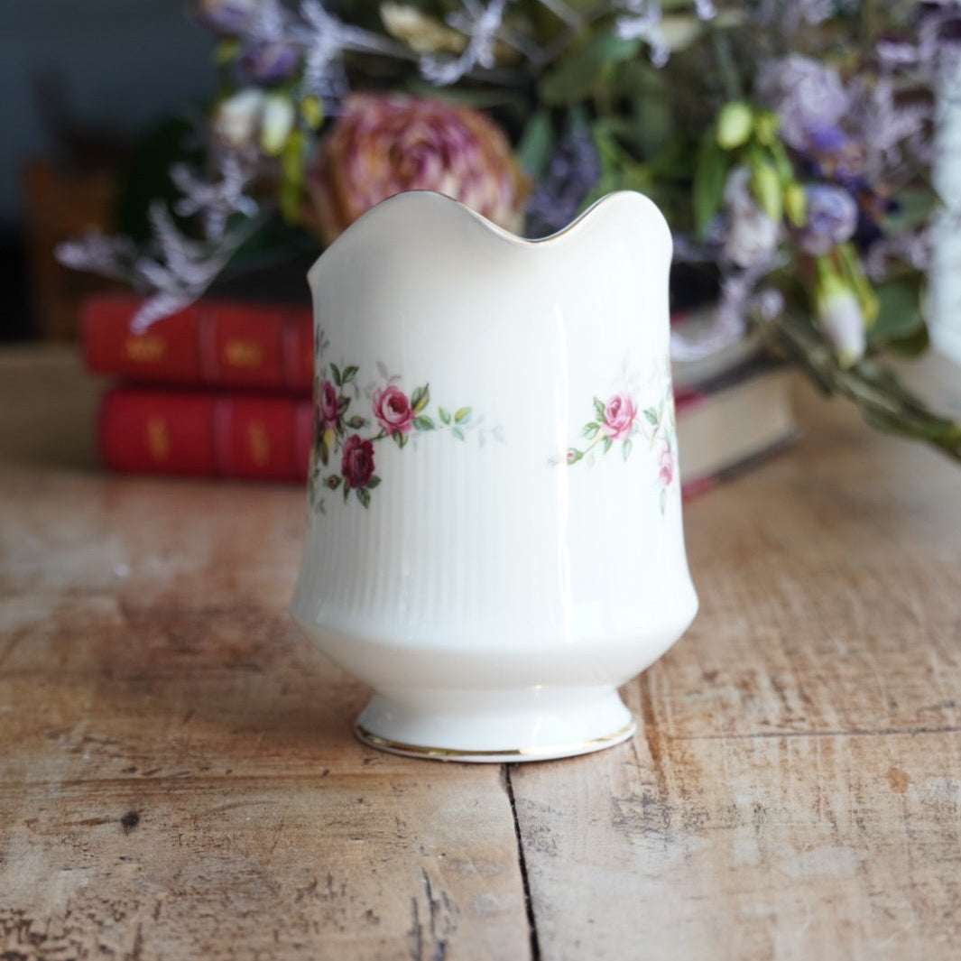 Pot à lait "Winslet" en porcelaine anglaise fleurie et dorée Royal Standard