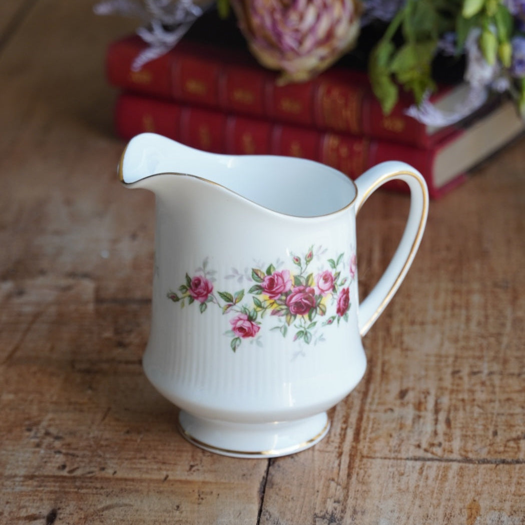 Pot à lait "Winslet" en porcelaine anglaise fleurie et dorée Royal Standard