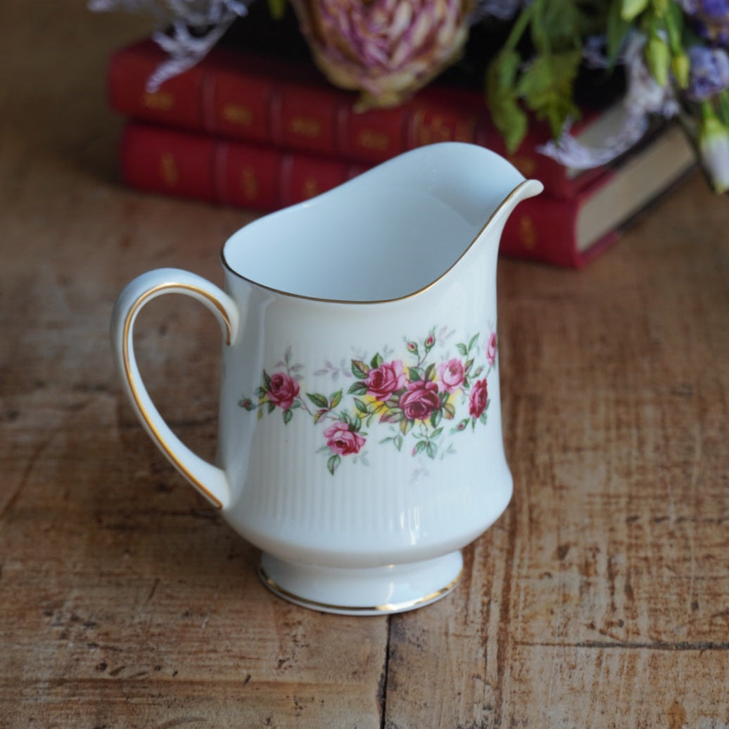 Pot à lait "Winslet" en porcelaine anglaise fleurie et dorée Royal Standard