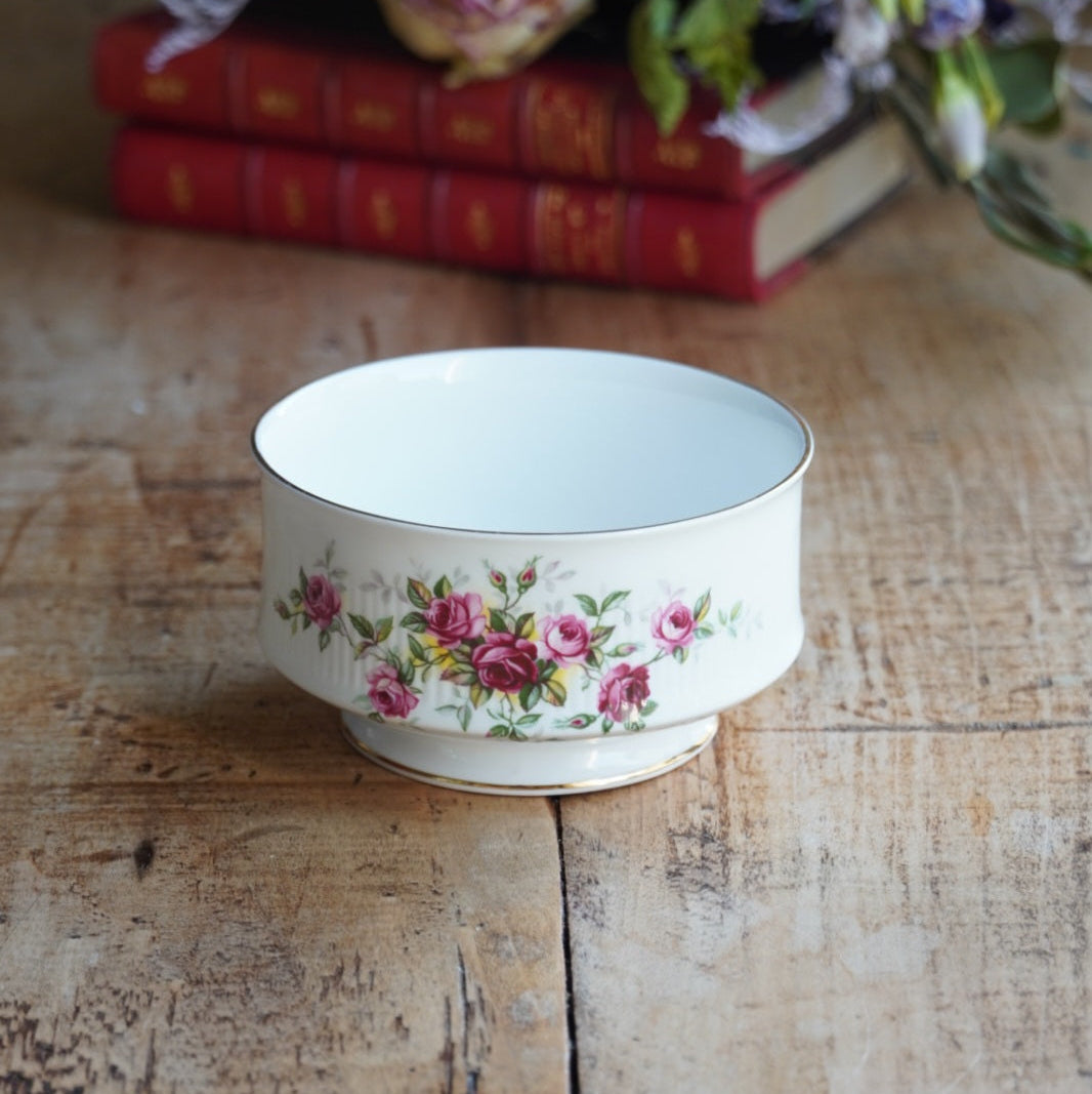 Sucrier "Winslet" en porcelaine anglaise fleurie et dorée Royal Standard