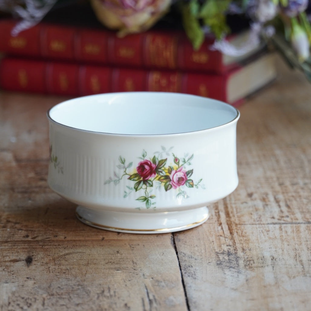 Sucrier "Winslet" en porcelaine anglaise fleurie et dorée Royal Standard