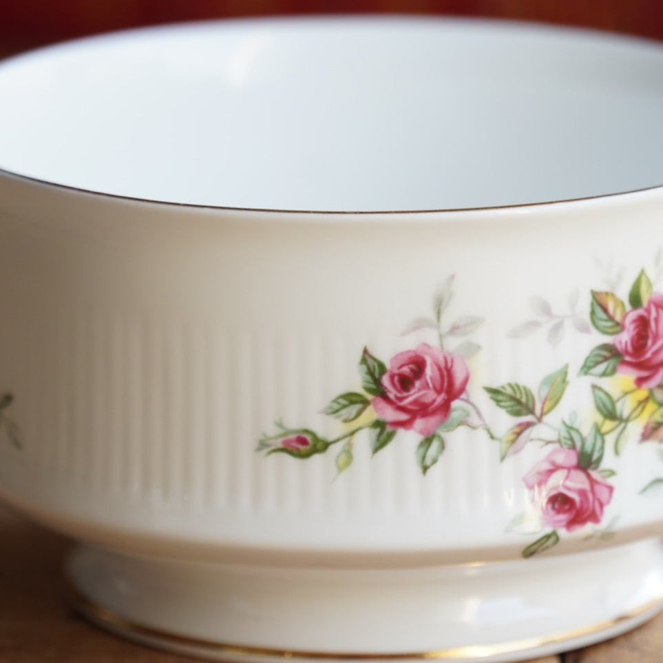Sucrier "Winslet" en porcelaine anglaise fleurie et dorée Royal Standard
