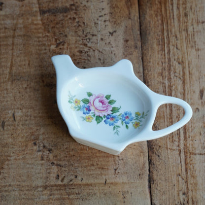 Repose-sachet "Jany" en porcelaine anglaise fleurie en forme de théière Windsor