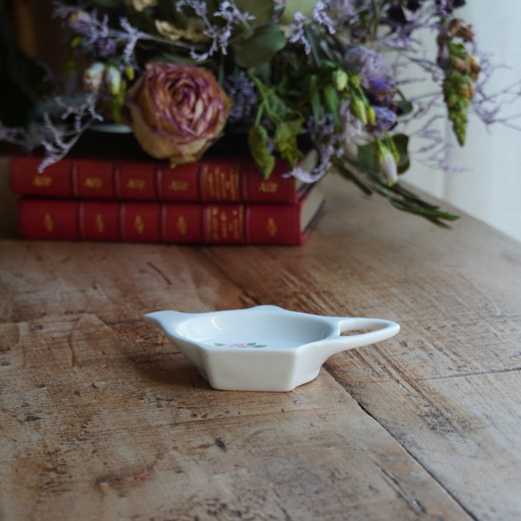 Repose-sachet "Jany" en porcelaine anglaise fleurie en forme de théière Windsor