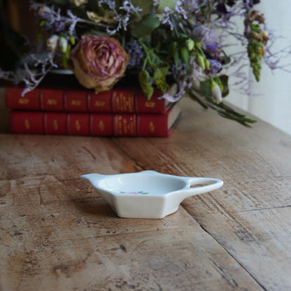 Repose-sachet "Jany" en porcelaine anglaise fleurie en forme de théière Windsor