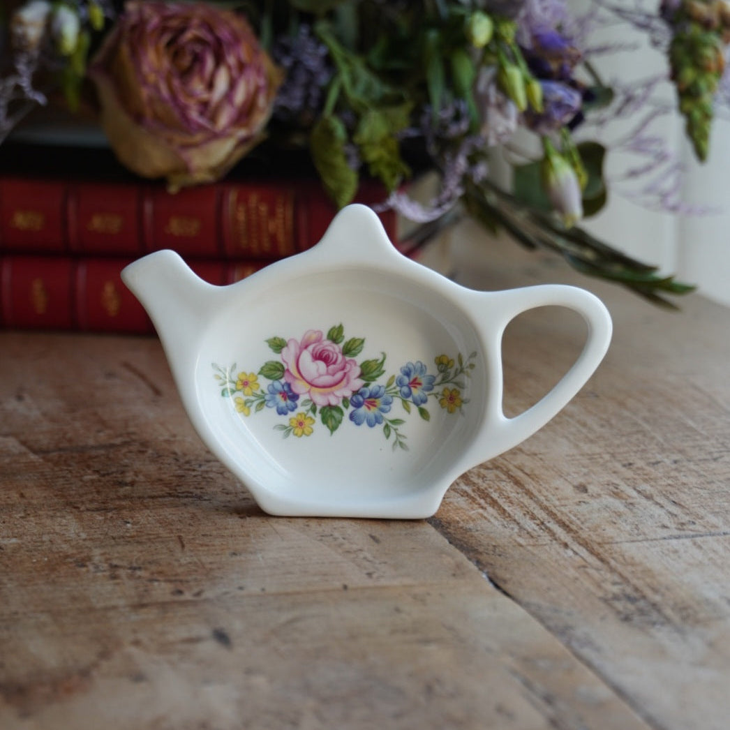 Repose-sachet "Jany" en porcelaine anglaise fleurie en forme de théière Windsor