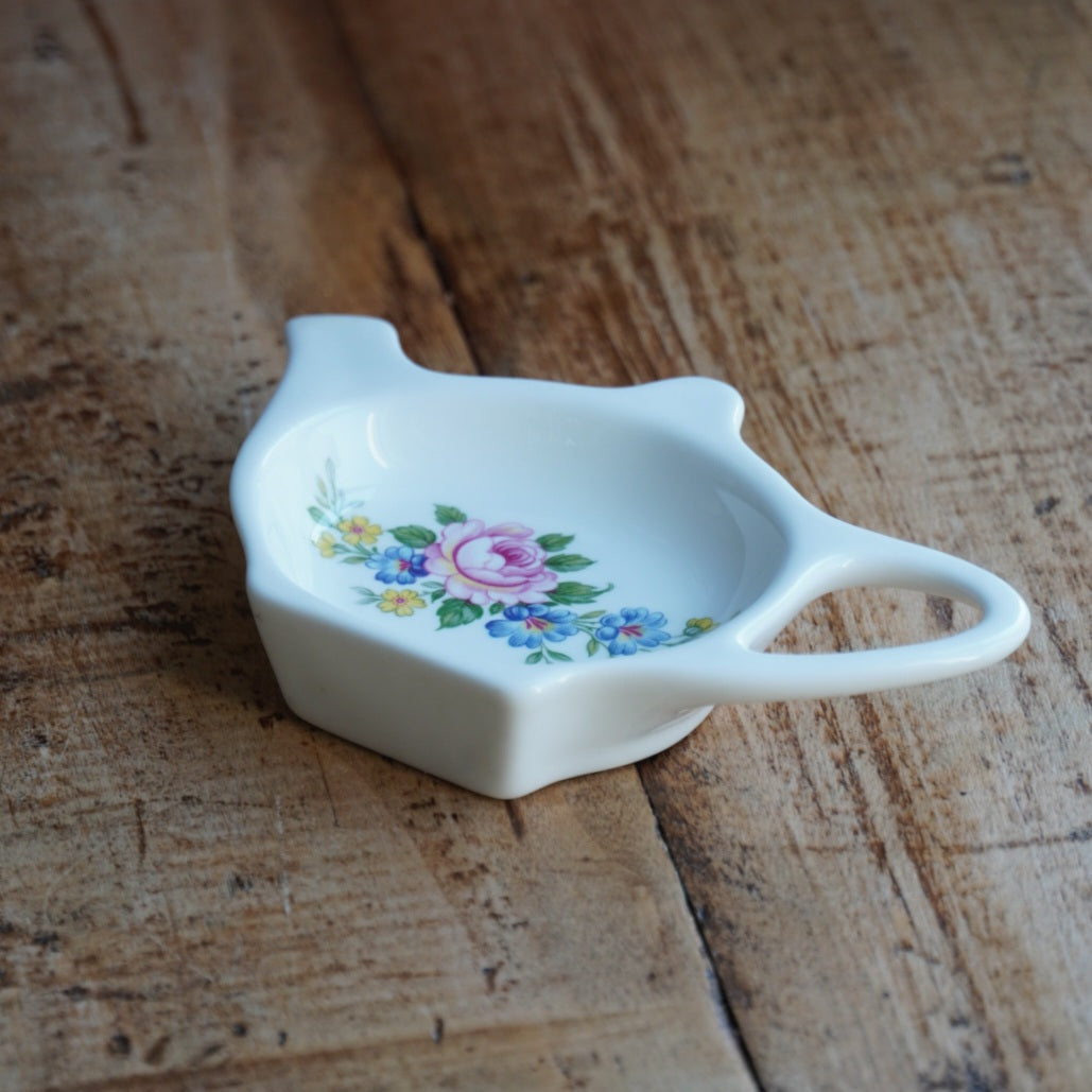 Repose-sachet "Jany" en porcelaine anglaise fleurie en forme de théière Windsor