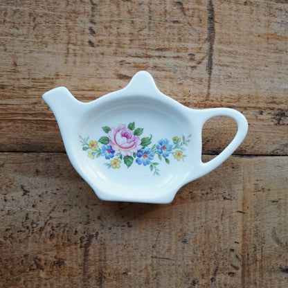 Repose-sachet "Jany" en porcelaine anglaise fleurie en forme de théière Windsor