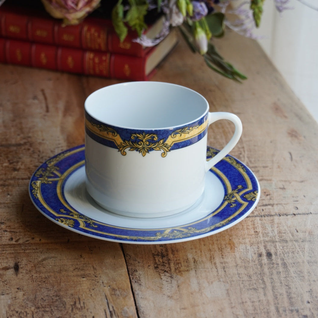 Tasse "Zildée" en porcelaine de Mehun-sur-Yèvre aux décors Versailles bleutés Pillivuyt