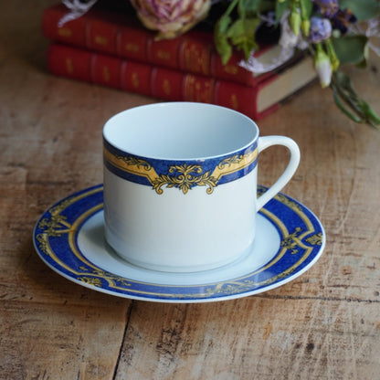 Tasse "Zildée" en porcelaine de Mehun-sur-Yèvre aux décors Versailles bleutés Pillivuyt