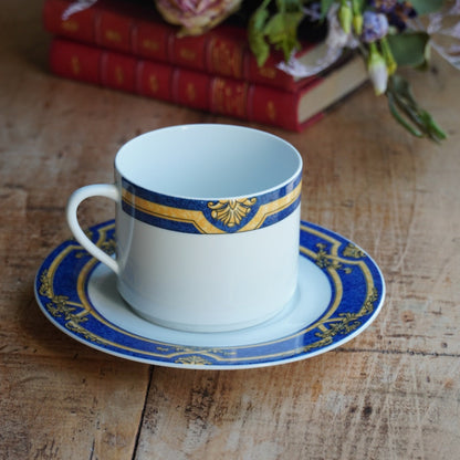 Tasse "Zildée" en porcelaine de Mehun-sur-Yèvre aux décors Versailles bleutés Pillivuyt