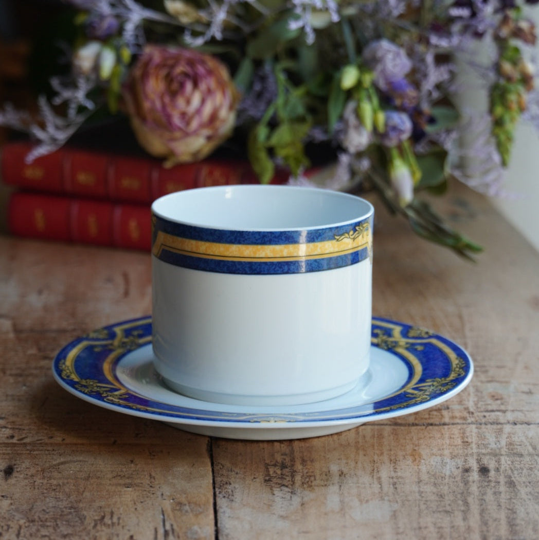 Tasse "Zildée" en porcelaine de Mehun-sur-Yèvre aux décors Versailles bleutés Pillivuyt