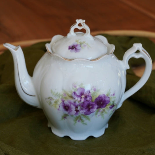 Théière "Floralie" en porcelaine aux fleurs violettes et dorée