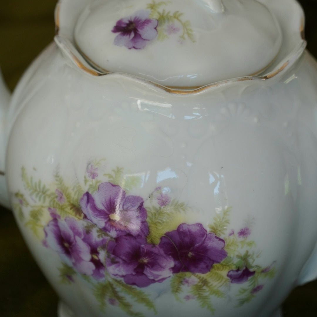 Théière "Floralie" en porcelaine aux fleurs violettes et dorée