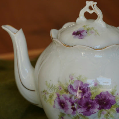 Théière "Floralie" en porcelaine aux fleurs violettes et dorée