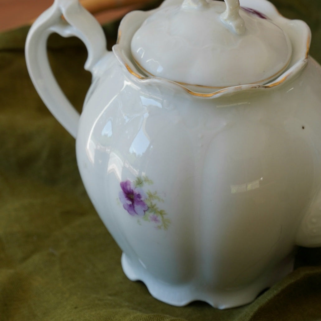 Théière "Floralie" en porcelaine aux fleurs violettes et dorée