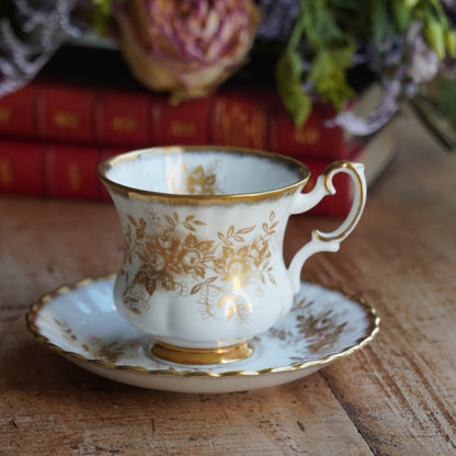 Petite tasse "Antoinette" en porcelaine anglaise dorée et fleurie Royal Albert modèle Antoinette