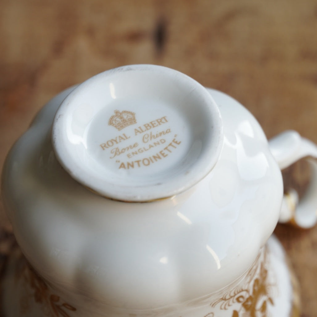 Petite tasse "Antoinette" en porcelaine anglaise dorée et fleurie Royal Albert modèle Antoinette