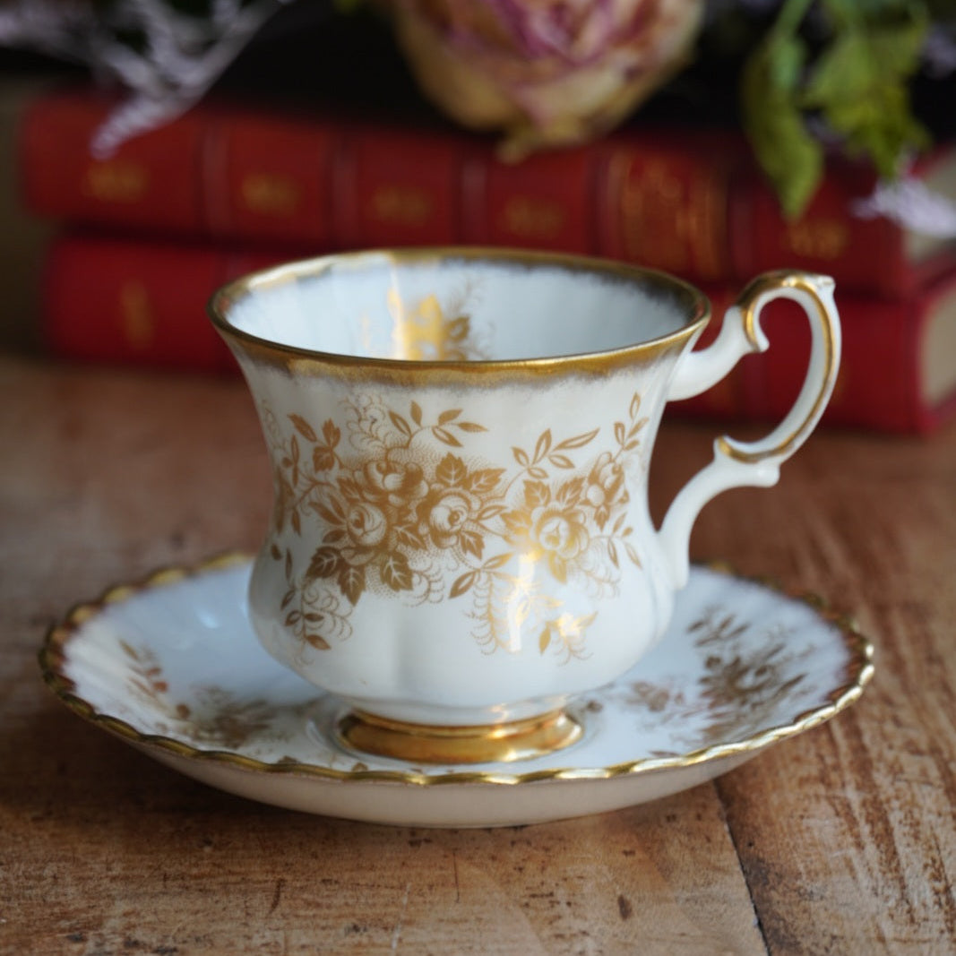 Petite tasse "Antoinette" en porcelaine anglaise dorée et fleurie Royal Albert modèle Antoinette