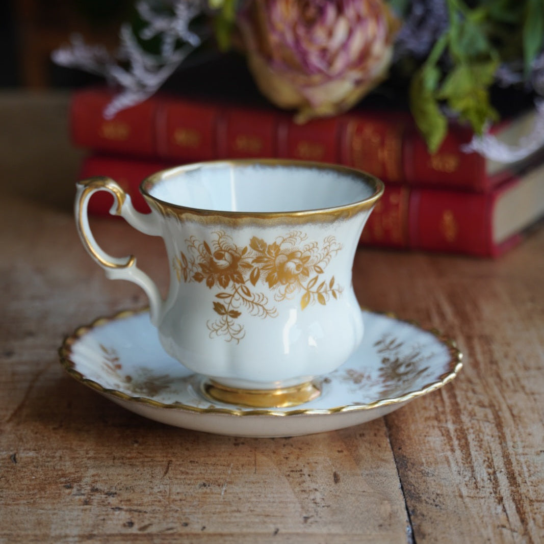 Petite tasse "Antoinette" en porcelaine anglaise dorée et fleurie Royal Albert modèle Antoinette