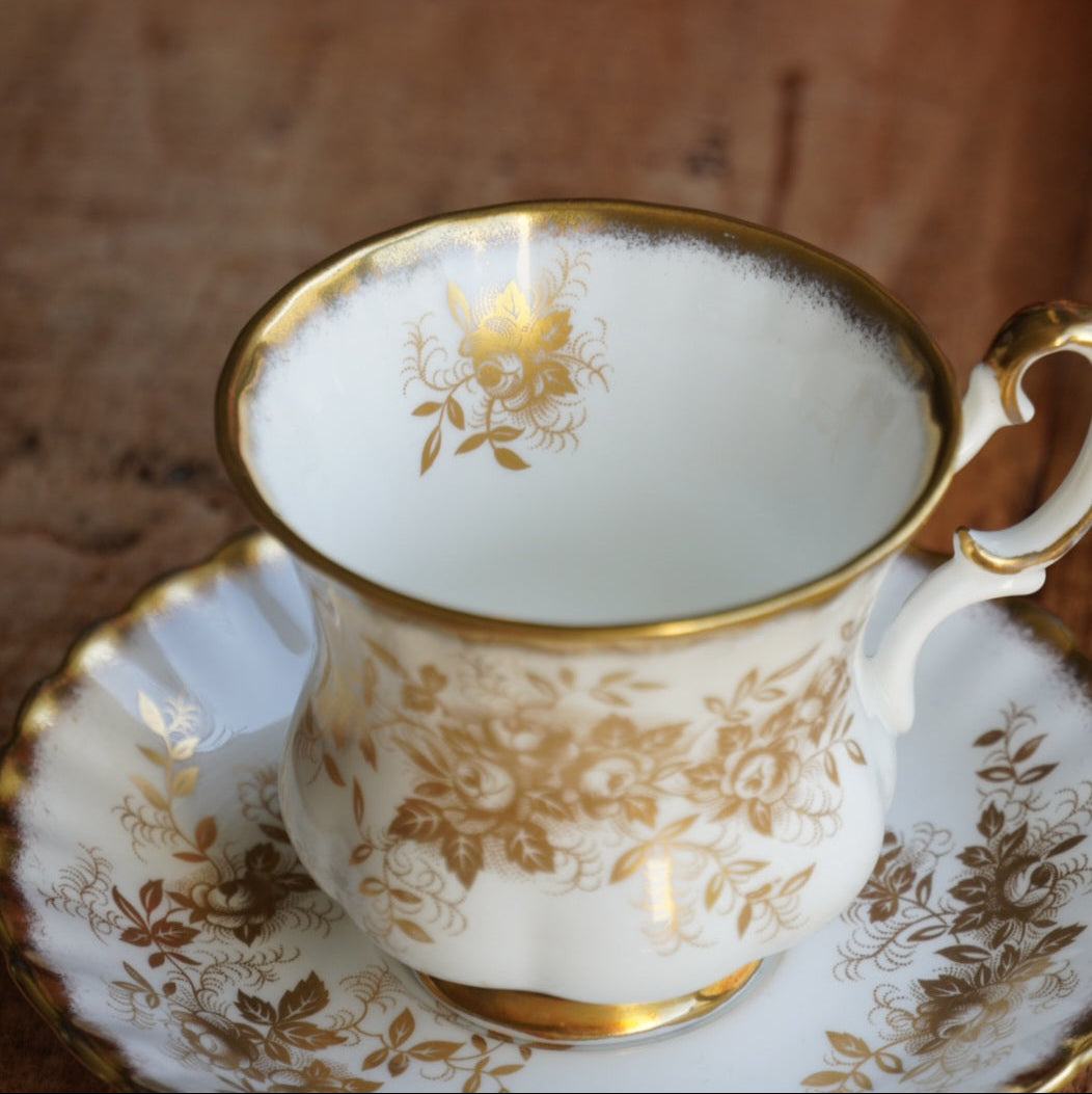 Petite tasse "Antoinette" en porcelaine anglaise dorée et fleurie Royal Albert modèle Antoinette