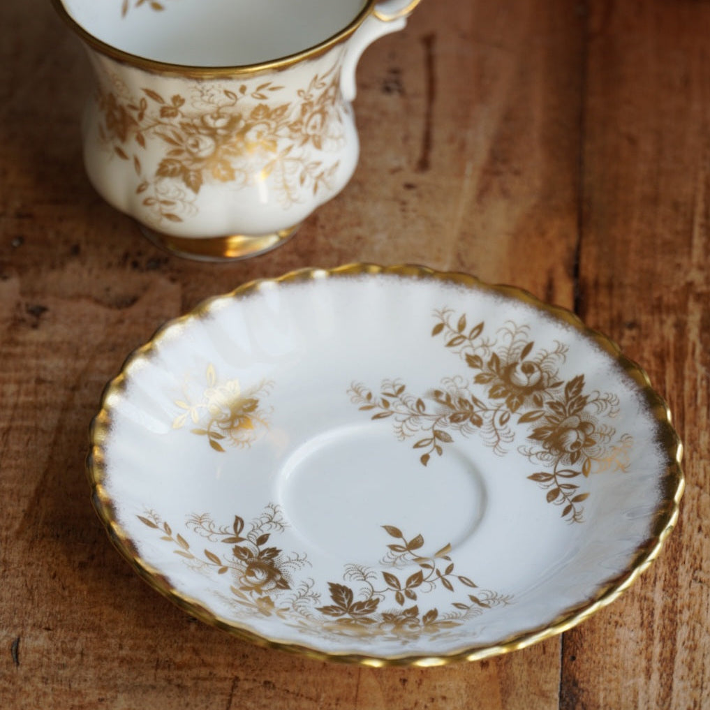 Petite tasse "Antoinette" en porcelaine anglaise dorée et fleurie Royal Albert modèle Antoinette