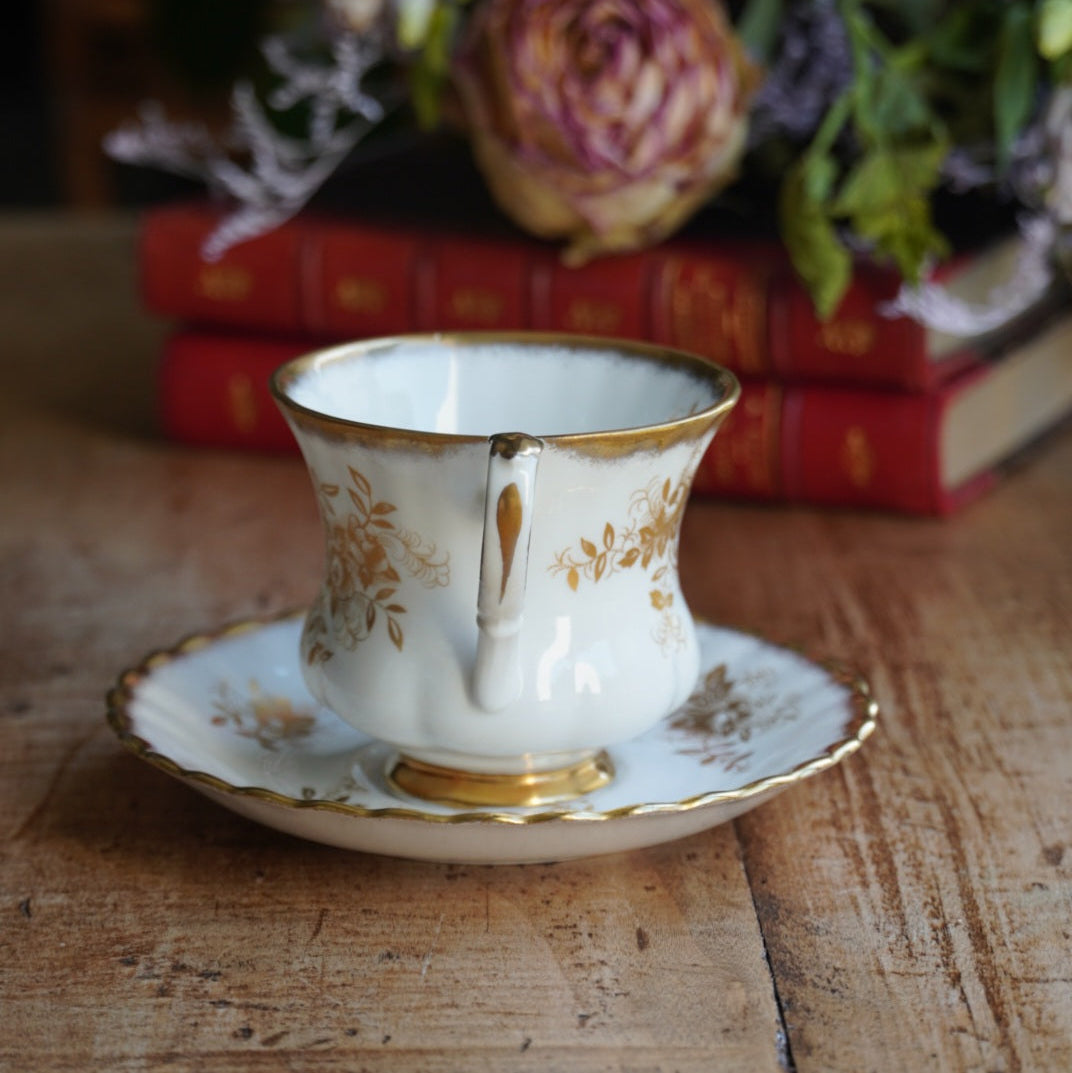 Petite tasse "Antoinette" en porcelaine anglaise dorée et fleurie Royal Albert modèle Antoinette