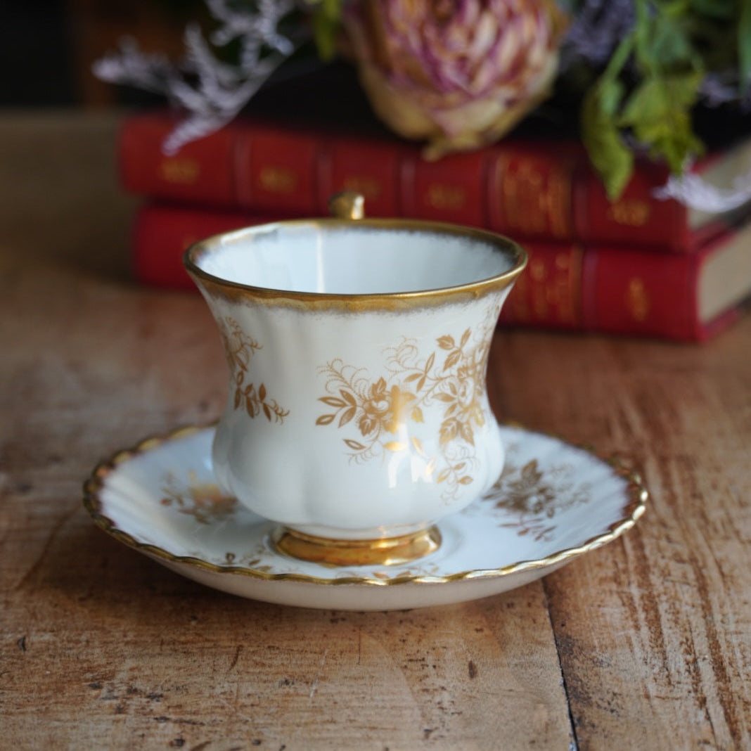 Petite tasse "Antoinette" en porcelaine anglaise dorée et fleurie Royal Albert modèle Antoinette