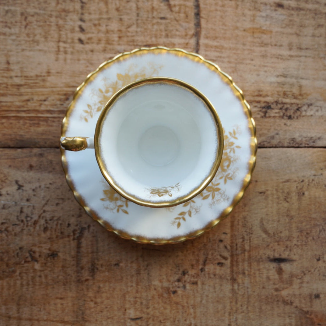 Petite tasse "Antoinette" en porcelaine anglaise dorée et fleurie Royal Albert modèle Antoinette