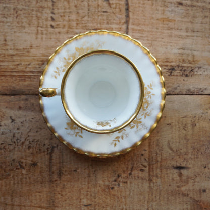 Petite tasse "Antoinette" en porcelaine anglaise dorée et fleurie Royal Albert modèle Antoinette