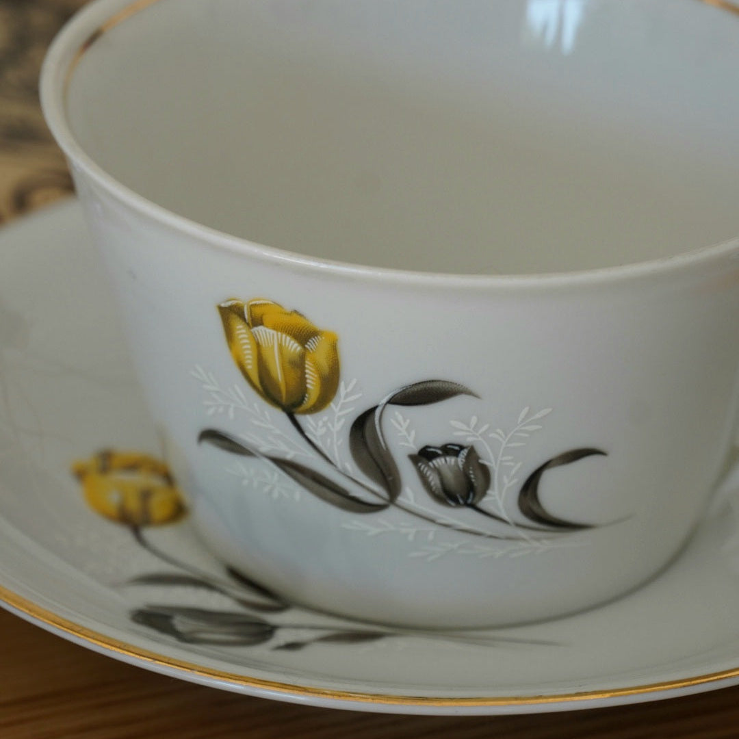 Tasse "Cunegonde" en porcelaine fleurie allemande bavaria Delphine de Vercor