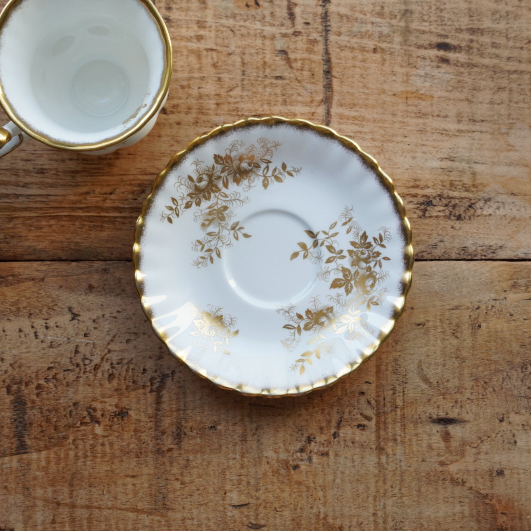Petite tasse "Antoinette" en porcelaine anglaise dorée et fleurie Royal Albert modèle Antoinette