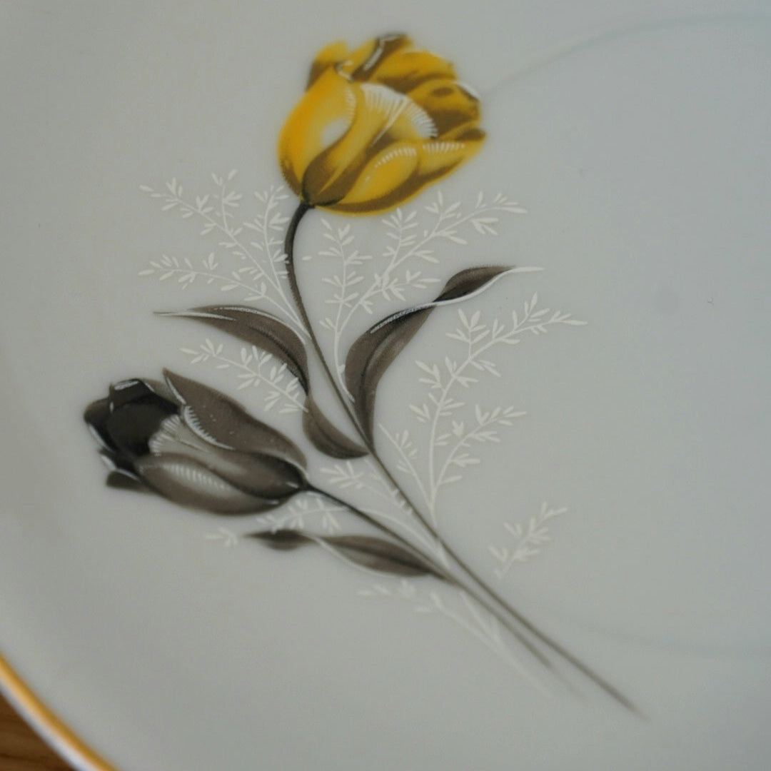 Tasse "Cunegonde" en porcelaine fleurie allemande bavaria Delphine de Vercor