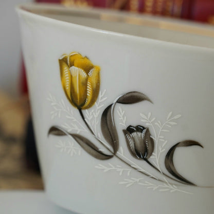 Tasse "Cunegonde" en porcelaine fleurie allemande bavaria Delphine de Vercor