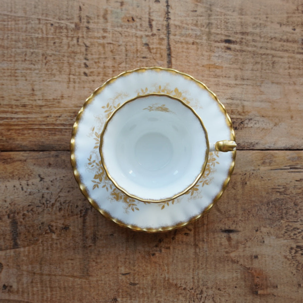 Tasse "Antoinette" en porcelaine anglaise dorée et fleurie Royal Albert modèle Antoinette