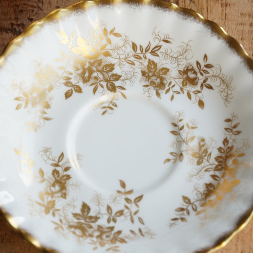 Tasse "Antoinette" en porcelaine anglaise dorée et fleurie Royal Albert modèle Antoinette