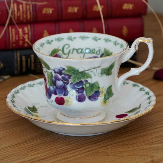 Tasse "Raisins" en porcelaine anglaise Royal Albert modèle "Covent Garden"