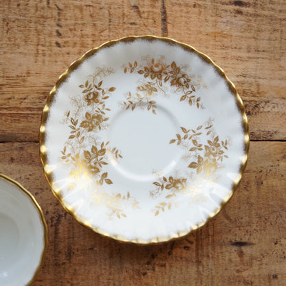 Tasse "Antoinette" en porcelaine anglaise dorée et fleurie Royal Albert modèle Antoinette