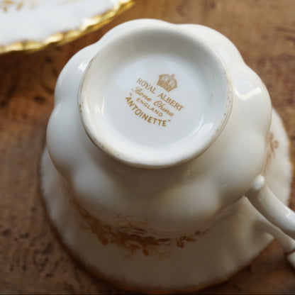 Tasse "Antoinette" en porcelaine anglaise dorée et fleurie Royal Albert modèle Antoinette
