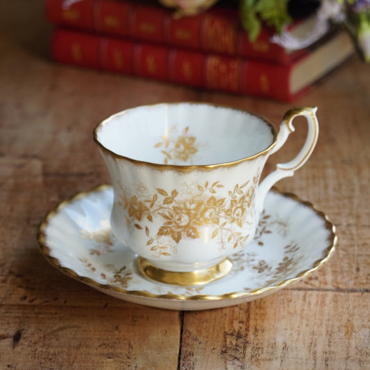 Tasse "Antoinette" en porcelaine anglaise dorée et fleurie Royal Albert modèle Antoinette