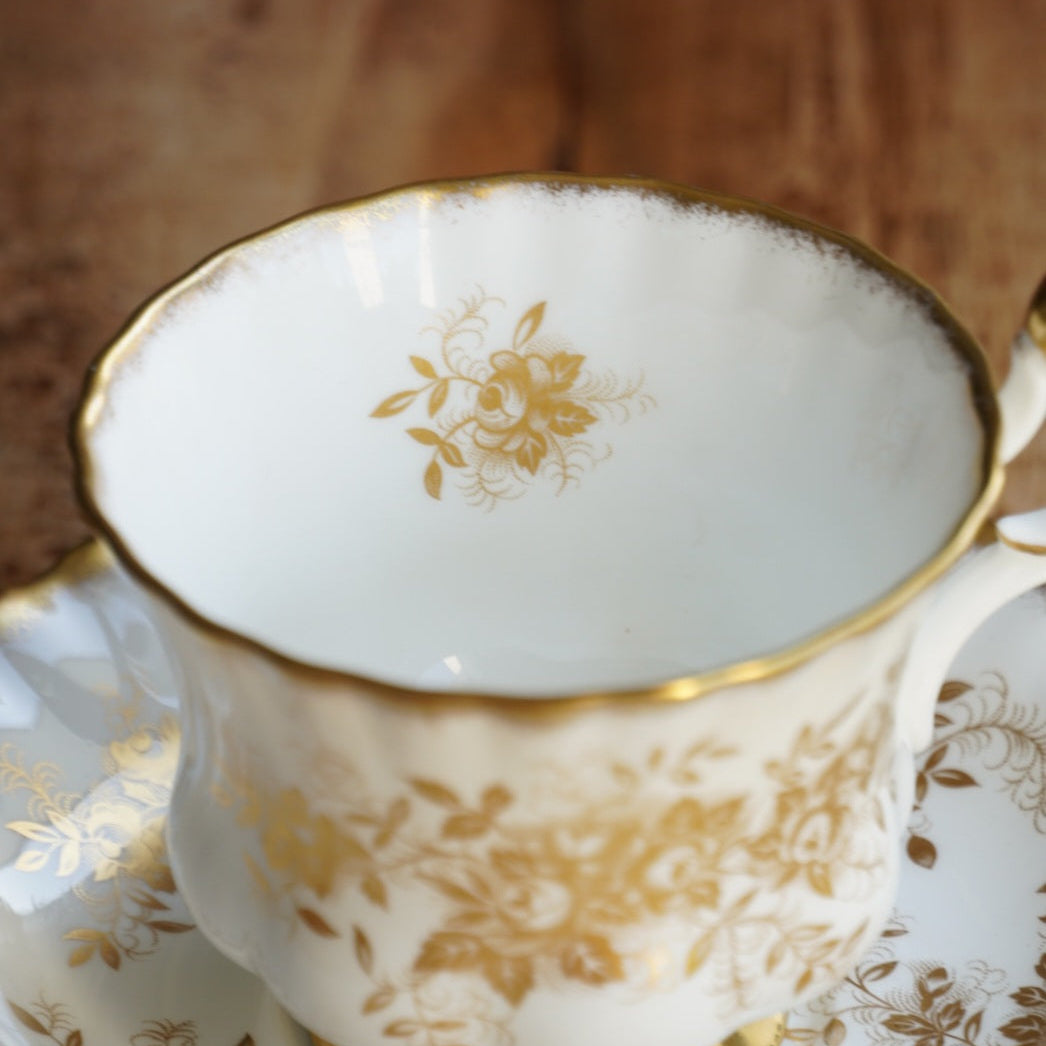 Tasse "Antoinette" en porcelaine anglaise dorée et fleurie Royal Albert modèle Antoinette