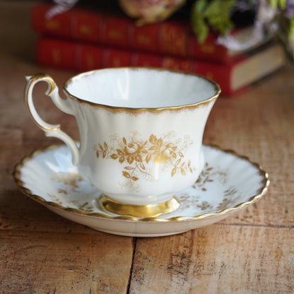Tasse "Antoinette" en porcelaine anglaise dorée et fleurie Royal Albert modèle Antoinette
