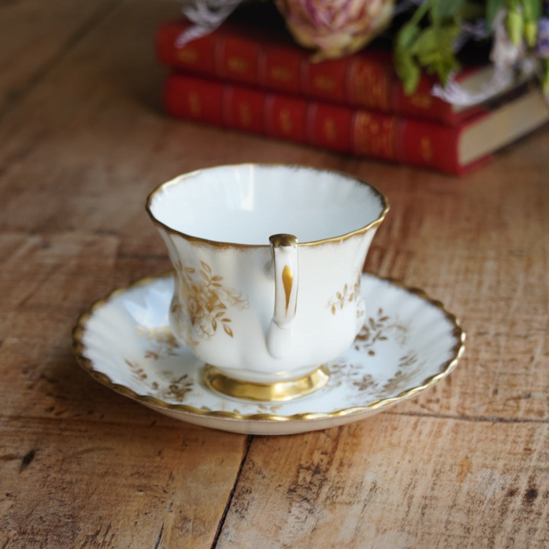 Tasse "Antoinette" en porcelaine anglaise dorée et fleurie Royal Albert modèle Antoinette